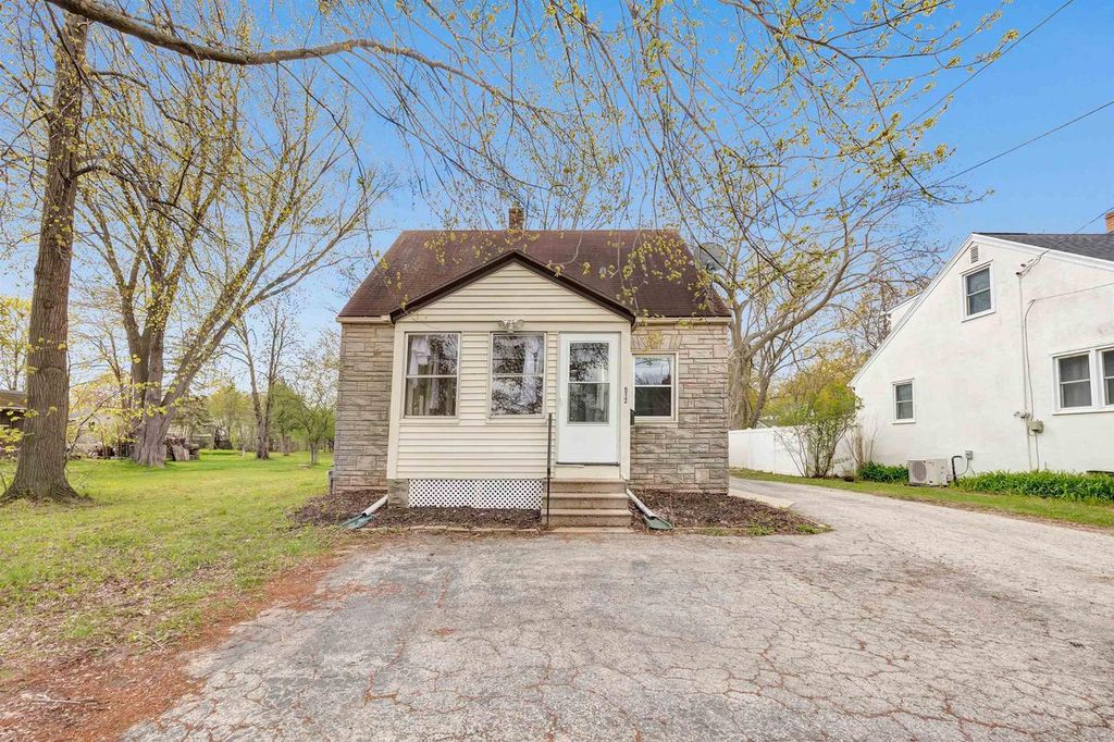 Photo of 512 E Allouez AVENUE, Green Bay, WI 54301 (MLS # 50325037)