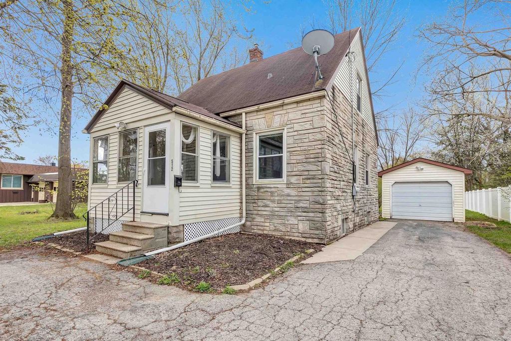 Photo of 512 E Allouez AVENUE, Green Bay, WI 54301 (MLS # 50325037)