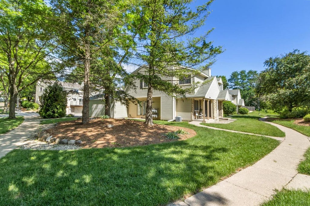 Photo of 6966 Park Ridge DRIVE, Madison, WI 53719 (MLS # 2026192)