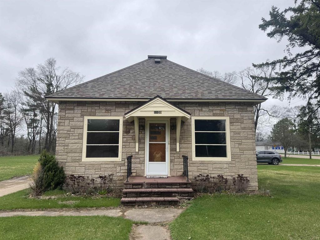 Photo of 1109 Royalton STREET, Waupaca, WI 54981 (MLS # 50323860)