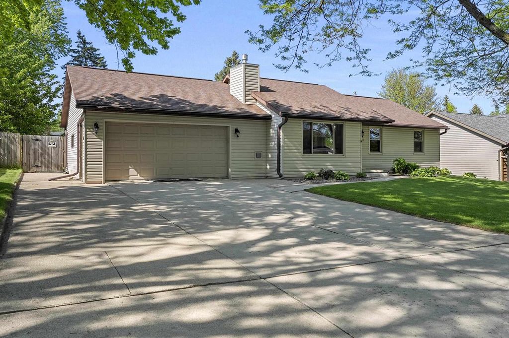 Photo of 2545 Wildflower ROW, Green Bay, WI 54311 (MLS # 50326263)