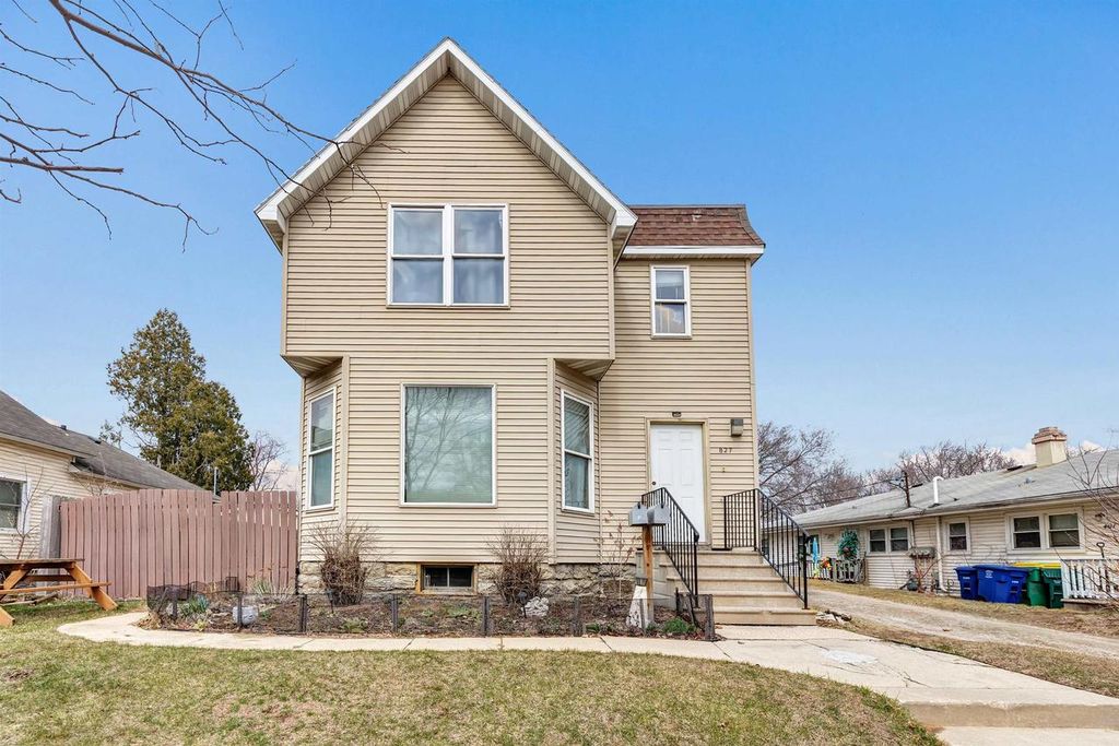 Photo of 827 N Broadway, Green Bay, WI 54303 (MLS # 50323648)