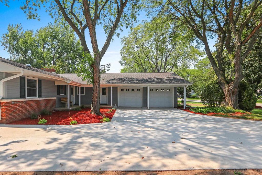 Photo of 281 Roselawn BOULEVARD, Green Bay, WI 54301 (MLS # 50329687)