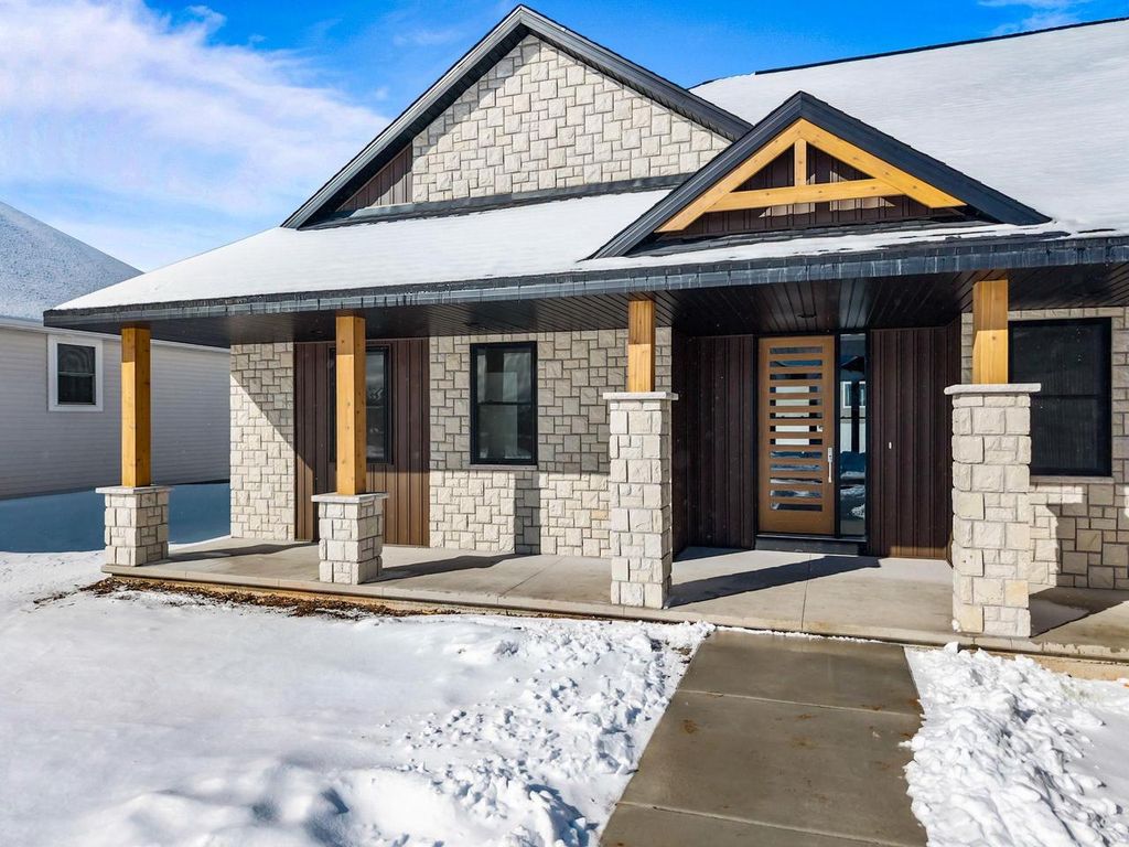 Photo of 294 E Sweetwater WAY, Appleton, WI 54913 (MLS # 50320851)