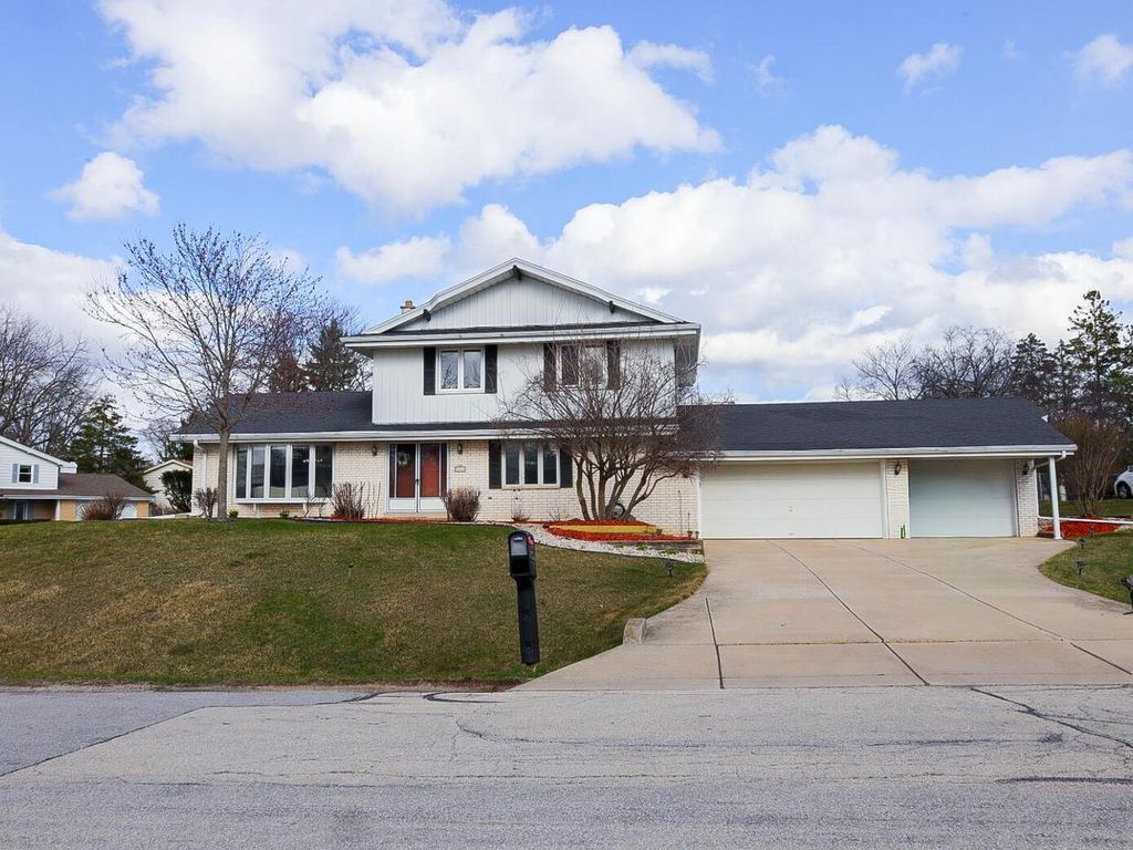 Photo of 3340 S Russel ROAD, New Berlin, WI 53151 (MLS # 1955195)