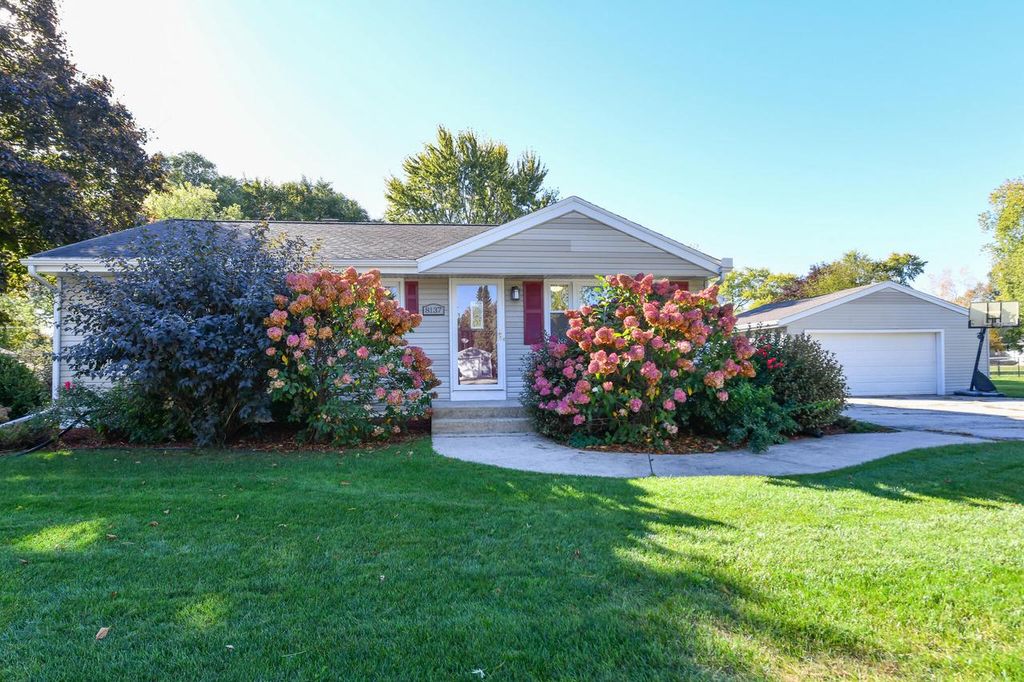 Photo of 8137 W Margaret LANE, Franklin, WI 53132 (MLS # 1939242)