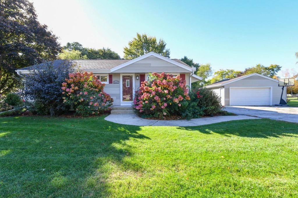 Photo of 8137 W Margaret LANE, Franklin, WI 53132 (MLS # 1939242)