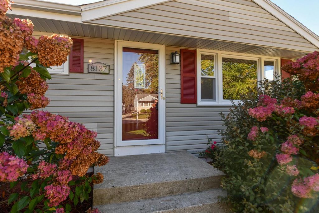 Photo of 8137 W Margaret LANE, Franklin, WI 53132 (MLS # 1939242)