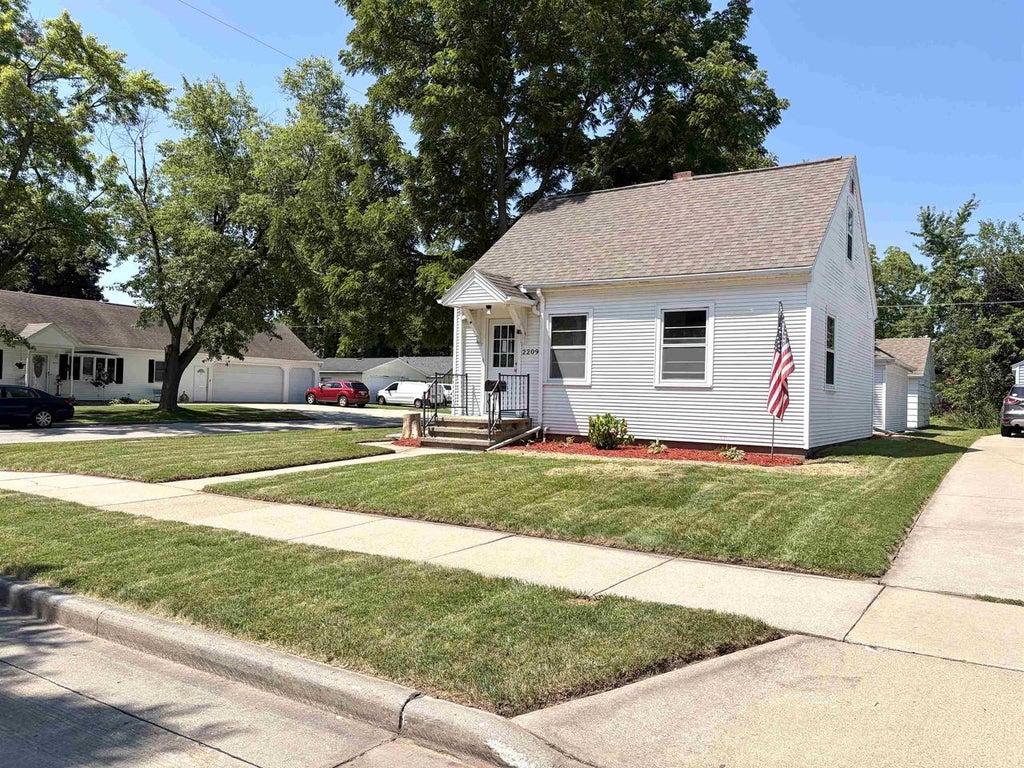 Photo of 2209 N Clark STREET, Appleton, WI 54911 (MLS # 50329029)