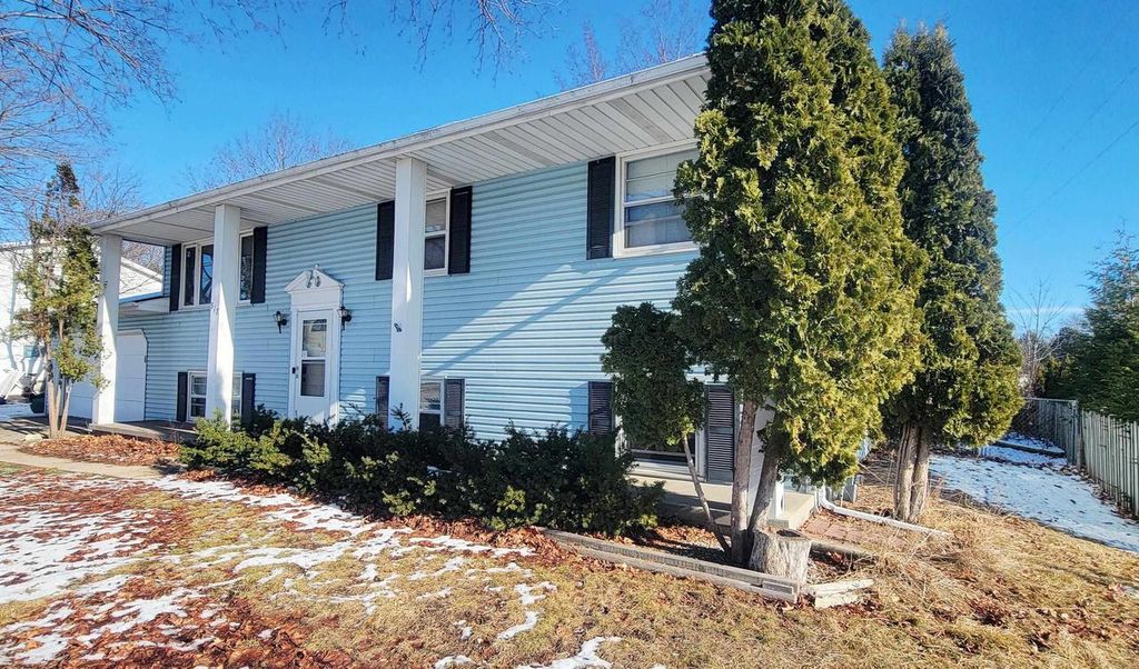 Photo of 517 Menlo Park ROAD, Green Bay, WI 54302 (MLS # 50319882)