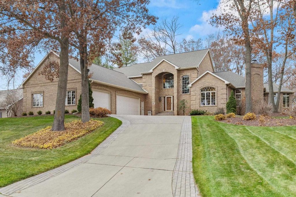 Photo of 1935 E Telemark CIRCLE, Green Bay, WI 54313 (MLS # 50318690)