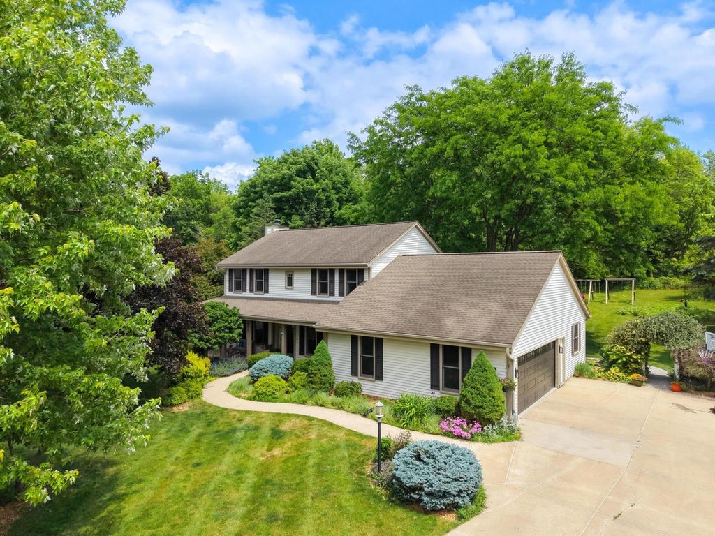Photo of 952 Greenway TERRACE, Hartland, WI 53029 (MLS # 1974522)