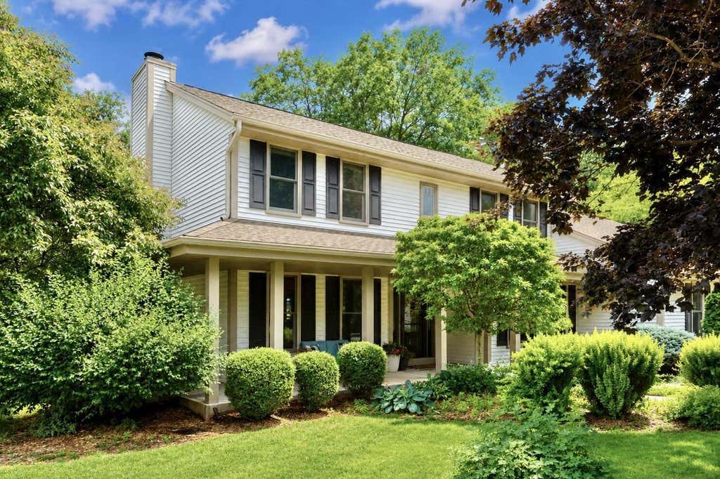 Photo of 952 Greenway TERRACE, Hartland, WI 53029 (MLS # 1974522)