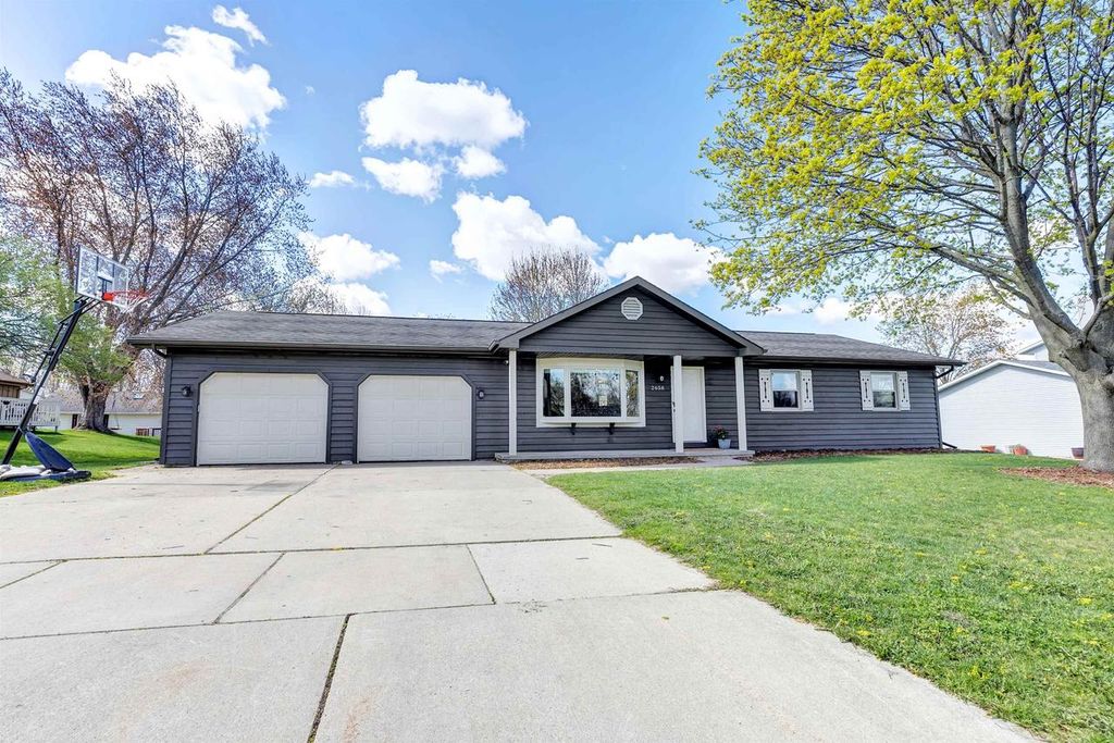Photo of 2658 Greenbrier ROAD, Green Bay, WI 54311 (MLS # 50324924)