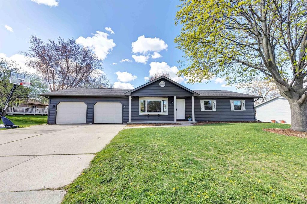 Photo of 2658 Greenbrier ROAD, Green Bay, WI 54311 (MLS # 50324924)