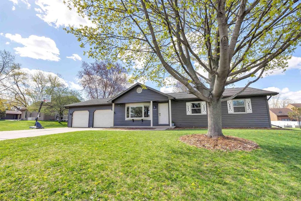 Photo of 2658 Greenbrier ROAD, Green Bay, WI 54311 (MLS # 50324924)
