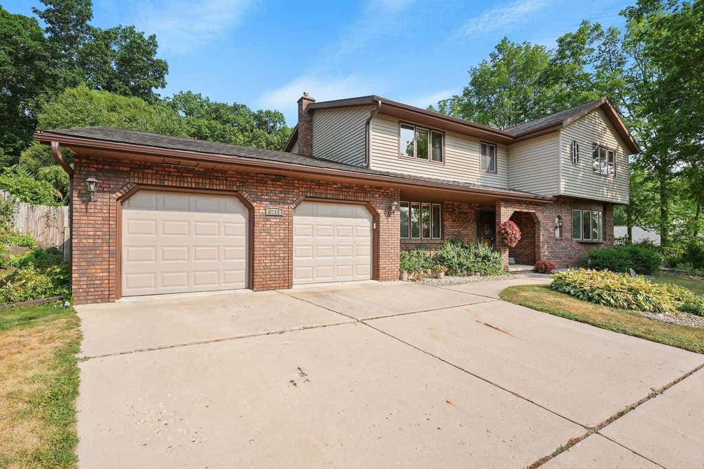 Photo of 6211 Indian Mound DRIVE, Mcfarland, WI 53558 (MLS # 2028851)