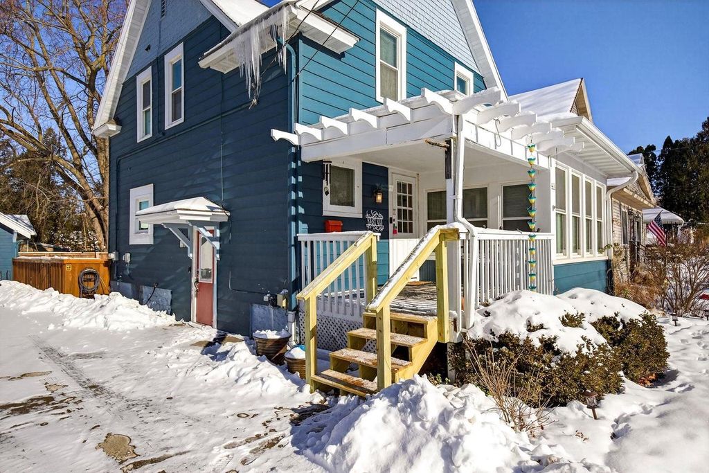 Photo of 410 E Lincoln AVENUE, Oshkosh, WI 54901 (MLS # 50318932)