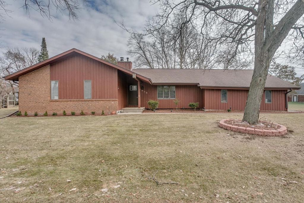 Photo of 1025 Greendale COURT, Menasha, WI 54952 (MLS # 50321831)