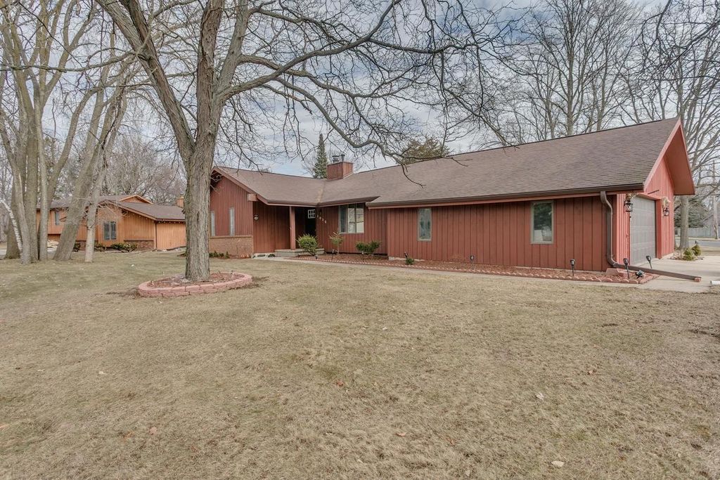 Photo of 1025 Greendale COURT, Menasha, WI 54952 (MLS # 50321831)