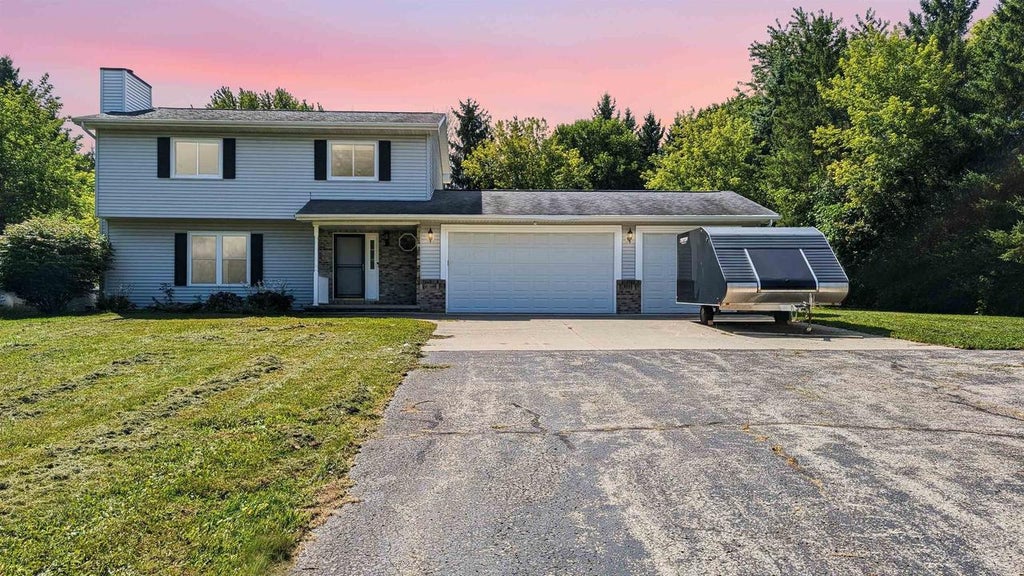 Photo of W9355 Country Cove LANE, Hortonville, WI 54944 (MLS # 50331748)