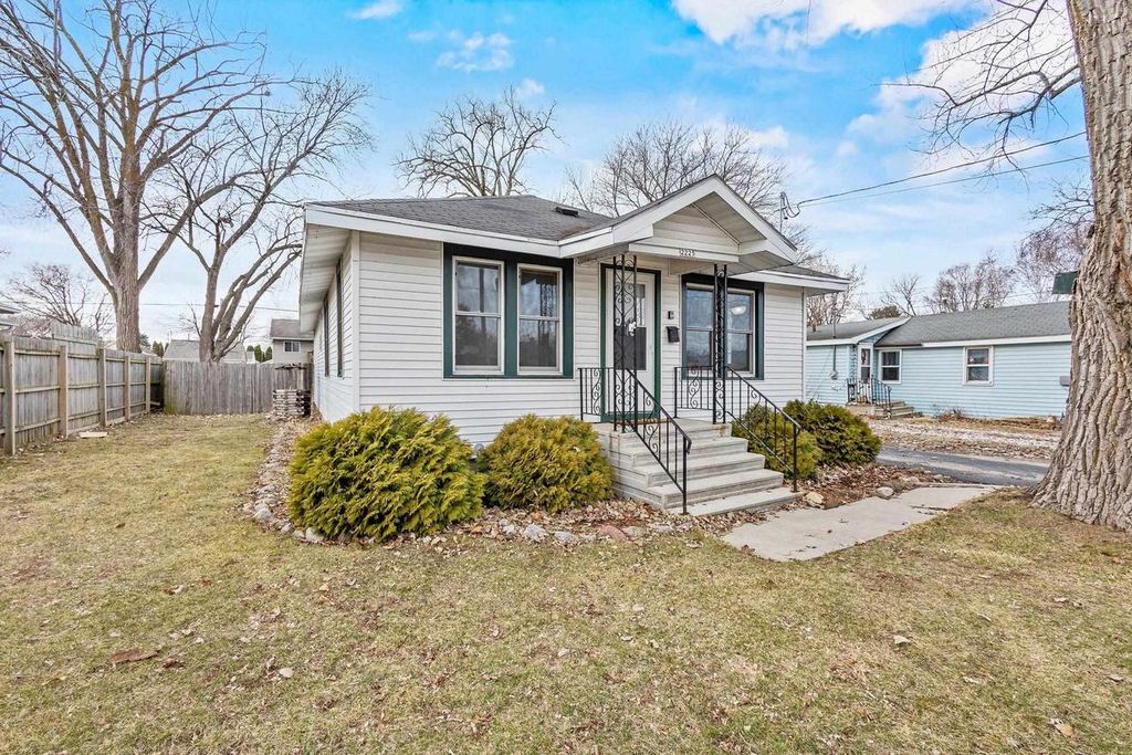 Photo of 2225 Mt Vernon STREET, Oshkosh, WI 54901 (MLS # 50322470)