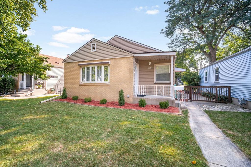 Photo of 5564 N Mohawk AVENUE, Glendale, WI 53217 (MLS # 1934449)
