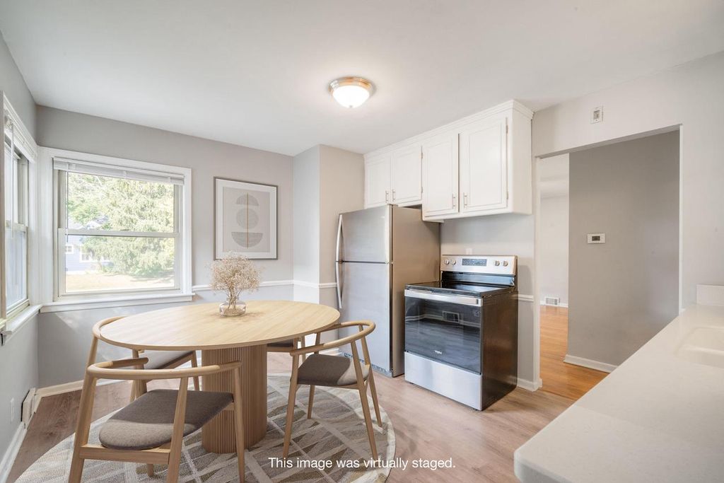 Photo of 5564 N Mohawk AVENUE, Glendale, WI 53217 (MLS # 1934449)