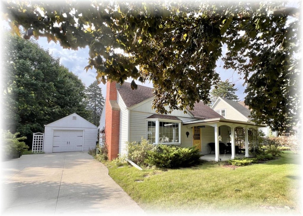 Photo of 3424 N Elmwood DRIVE, Elmwood Park, WI 53405 (MLS # 1979626)