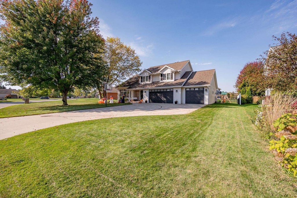 Photo of 1915 Pink Dogwood WAY, Green Bay, WI 54313 (MLS # 50334214)