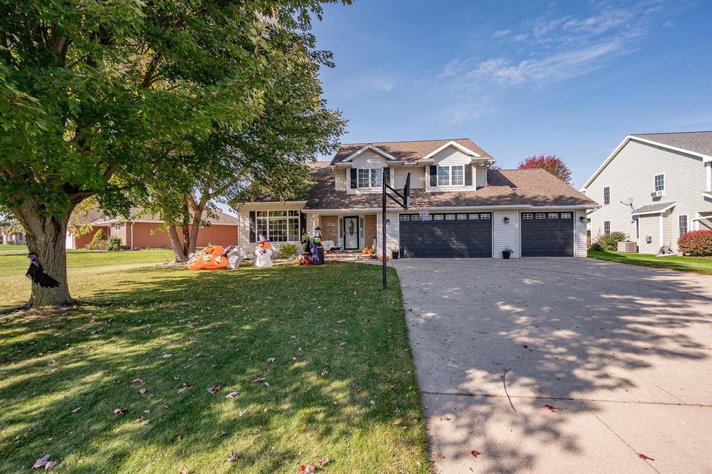 Photo of 1915 Pink Dogwood WAY, Green Bay, WI 54313 (MLS # 50334214)