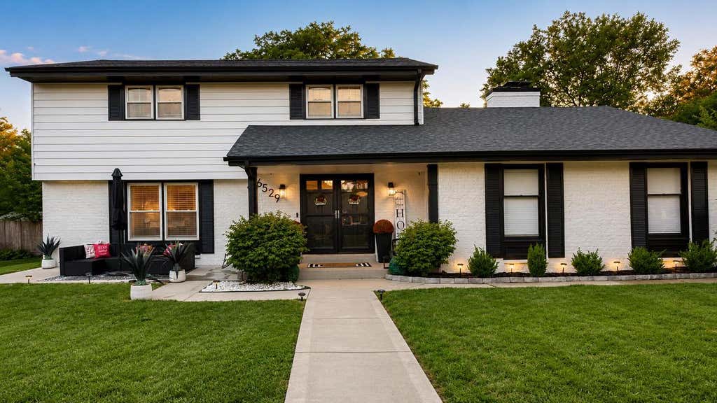 Photo of 6529 N Range Line ROAD, Glendale, WI 53209 (MLS # 1974934)