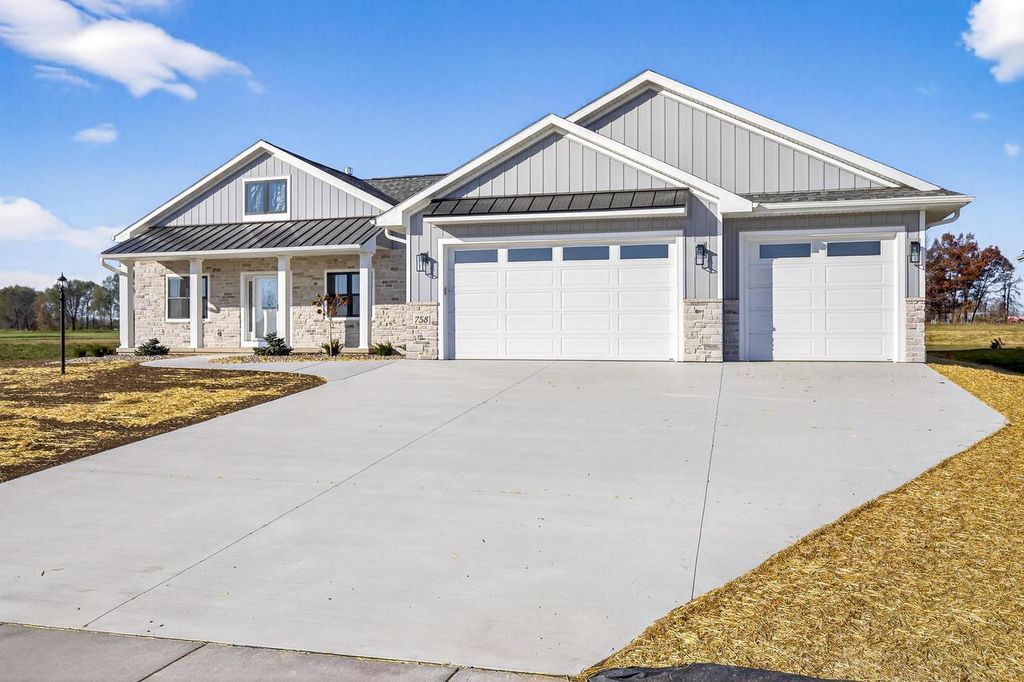 Photo of 758 Royal Saint Pats DRIVE, Wrightstown, WI 54180 (MLS # 50326045)