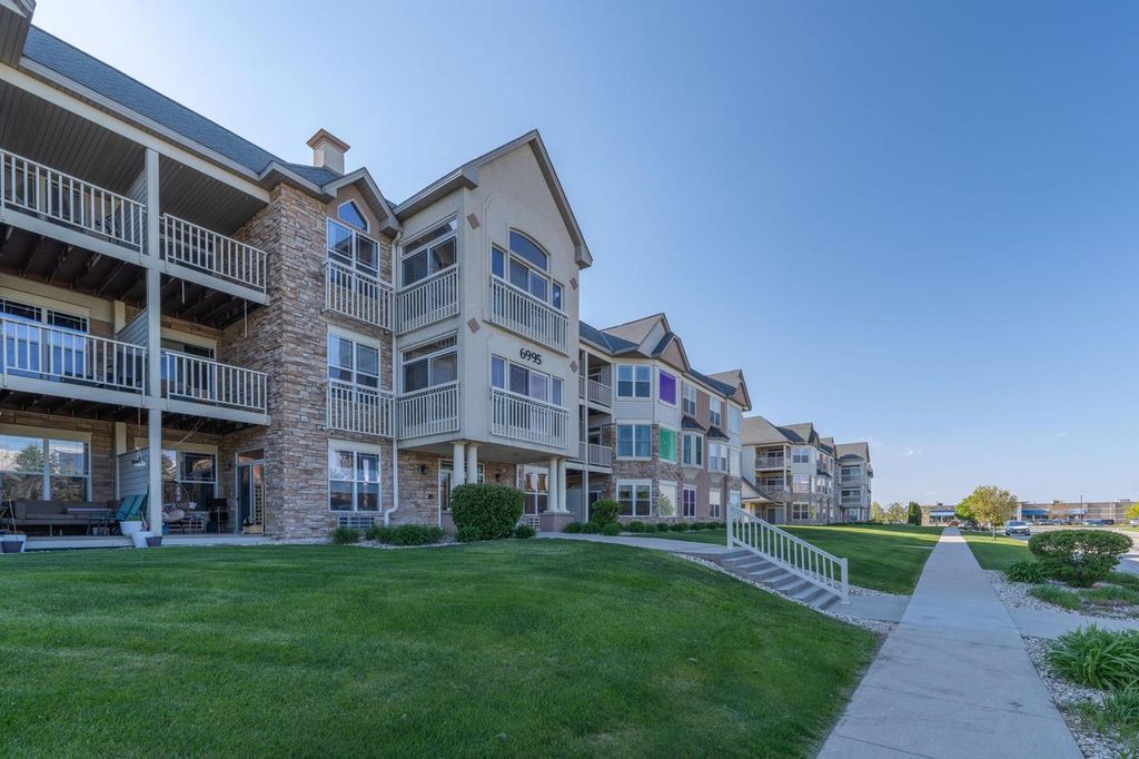 Photo of 6995 S Riverwood BOULEVARD S BOULEVARD S #B06, Franklin, WI 53132 (MLS # 1961855)