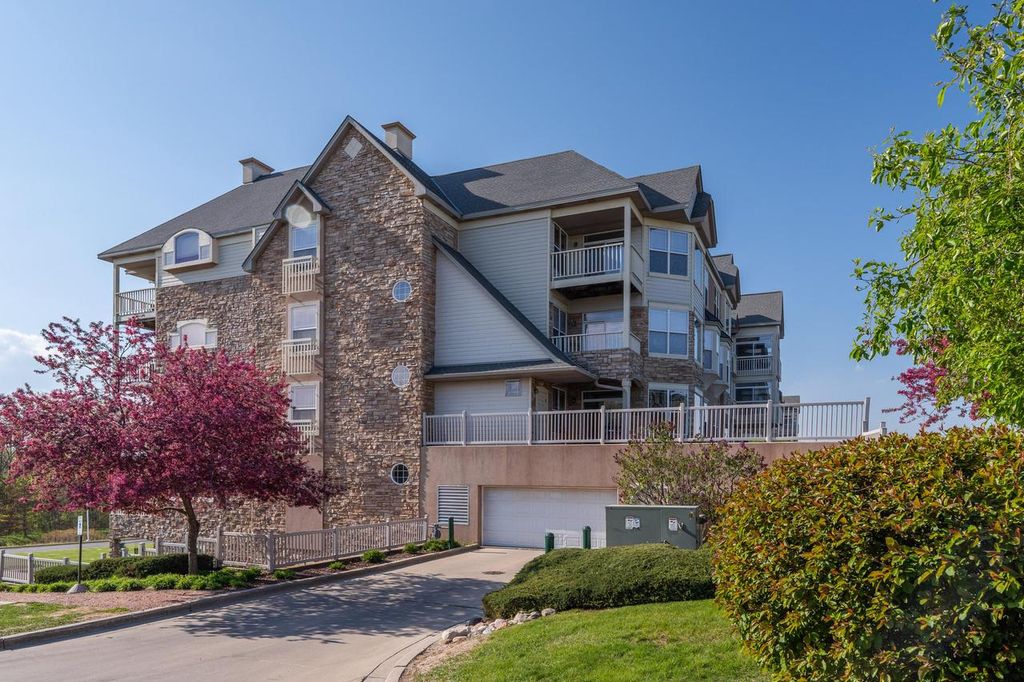 Photo of 6995 S Riverwood BOULEVARD S BOULEVARD S #B06, Franklin, WI 53132 (MLS # 1961855)