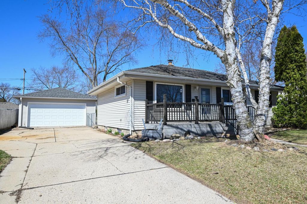 Photo of 727 10th AVENUE, Grafton, WI 53024 (MLS # 1956686)