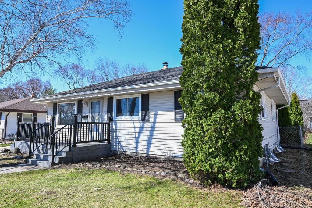 Photo of 727 10th AVENUE, Grafton, WI 53024 (MLS # 1956686)