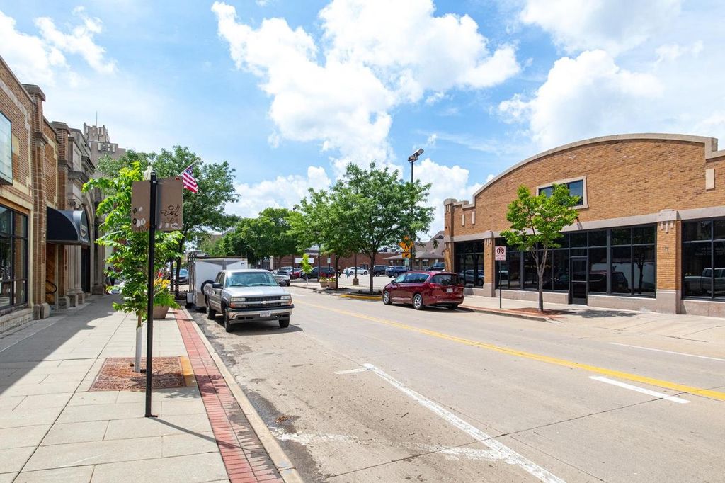 Photo of 578 N Main STREET, Oshkosh, WI 54901 (MLS # 50318707)