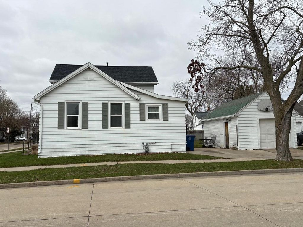 Photo of 202 W Irving AVENUE, Oshkosh, WI 54901 (MLS # 50323646)