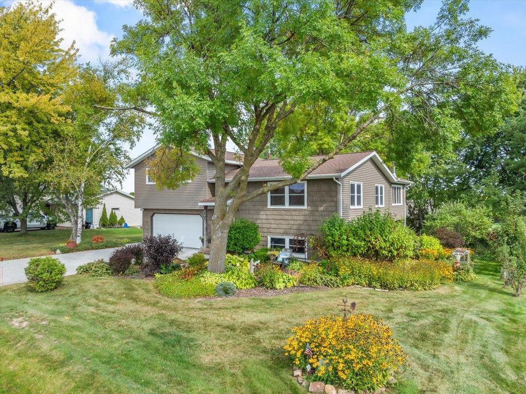 Photo of 1607 S Lincoln AVENUE, Marshfield, WI 54449 (MLS # 22504719)