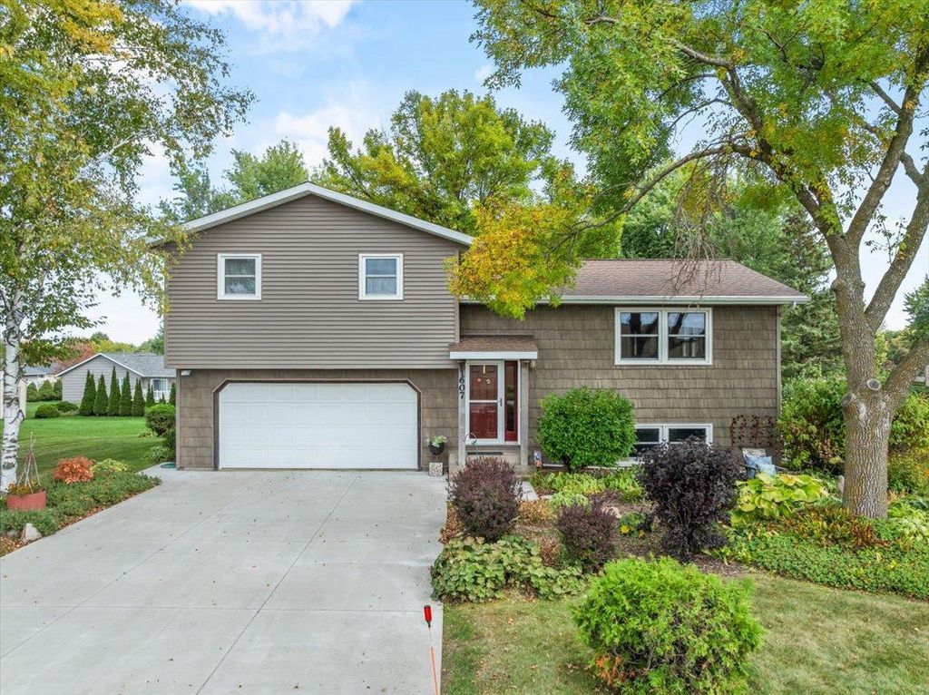 Photo of 1607 S Lincoln AVENUE, Marshfield, WI 54449 (MLS # 22504719)