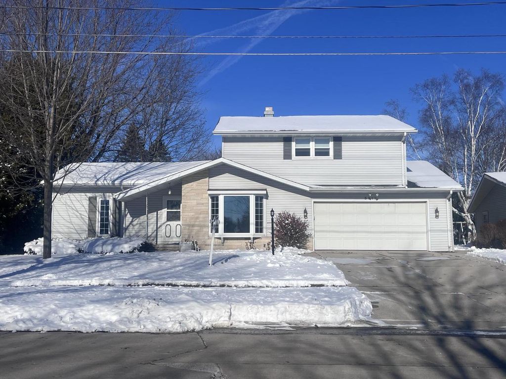 Photo of 3912 Wildwood DRIVE, Manitowoc, WI 54220 (MLS # 1935533)