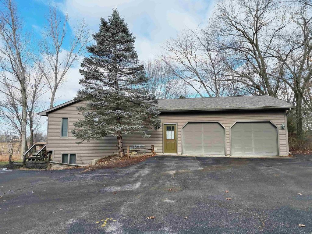 Photo of N6333 Suburban Heights ROAD, Pardeeville, WI 53954 (MLS # 2015618)