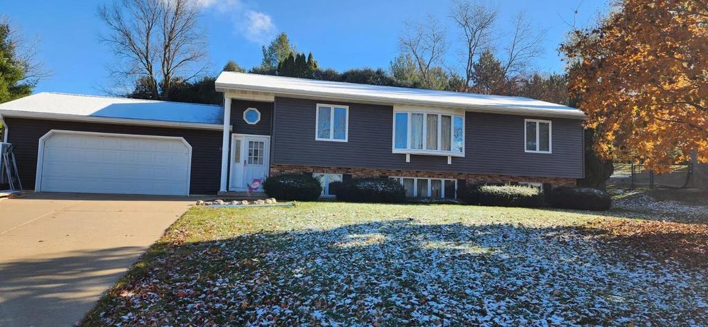 Photo of 1555 W Golf DRIVE, Platteville, WI 53818 (MLS # 2011819)