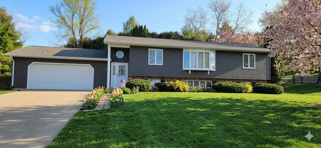 Photo of 1555 W Golf DRIVE, Platteville, WI 53818 (MLS # 2011819)