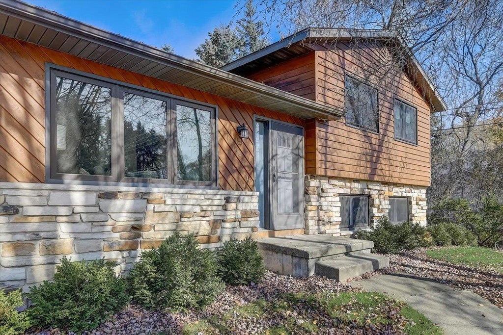 Photo of 1110 Sunfield STREET, Sun Prairie, WI 53590 (MLS # 2033708)