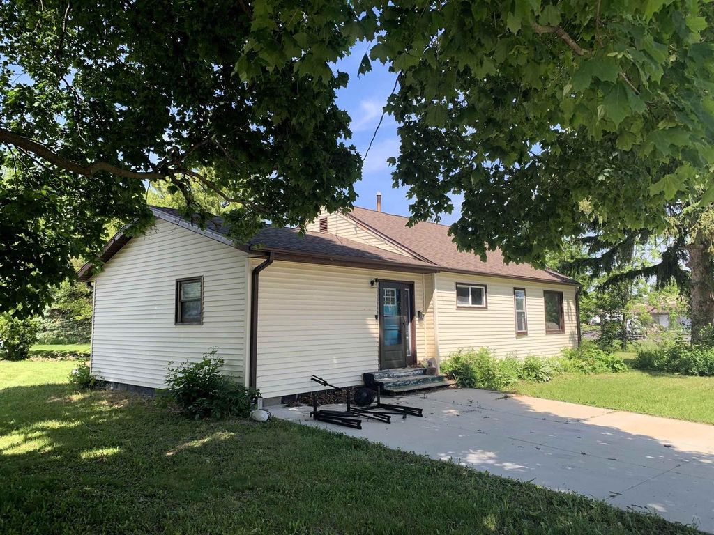 Photo of 744 Farnham STREET, Columbus, WI 53925 (MLS # 2024548)