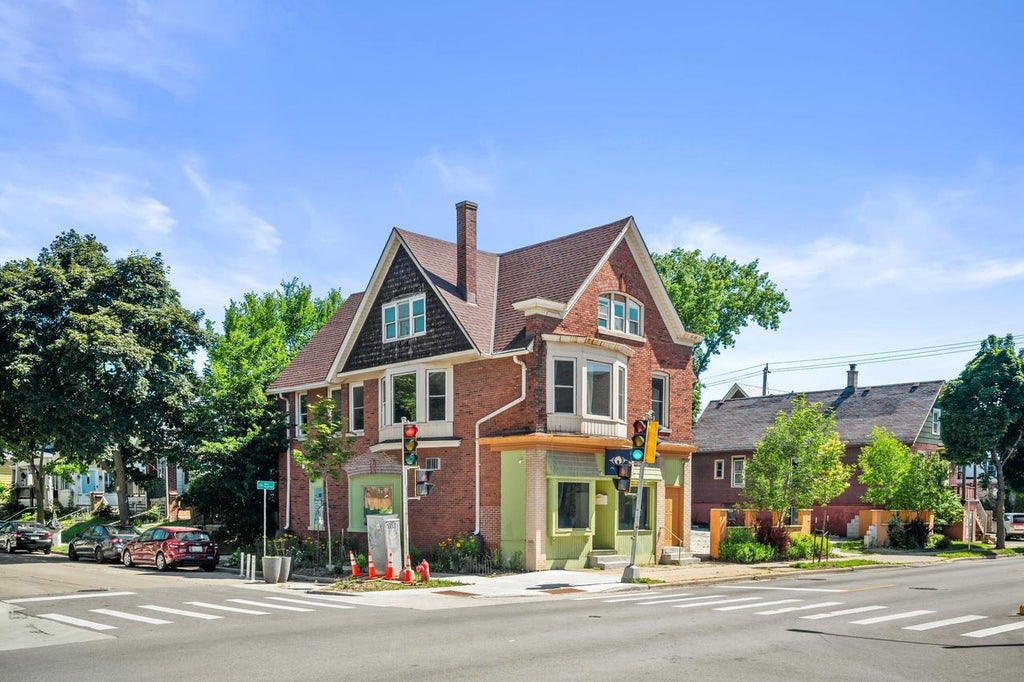 Photo of 800 E Locust STREET, Milwaukee, WI 53212 (MLS # 1969091)