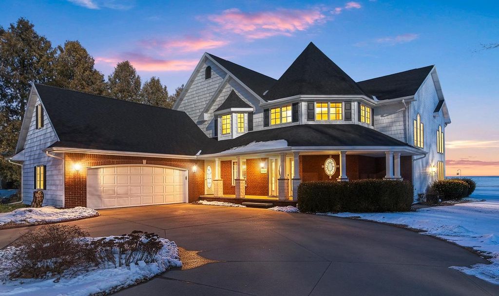 Photo of 2710 Shorewood DRIVE, Oshkosh, WI 54901 (MLS # 50320822)