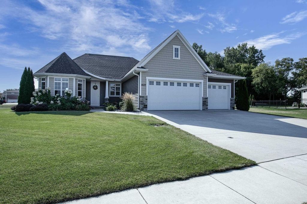 Photo of 4637 Trellis DRIVE, De Pere, WI 54115 (MLS # 50323572)